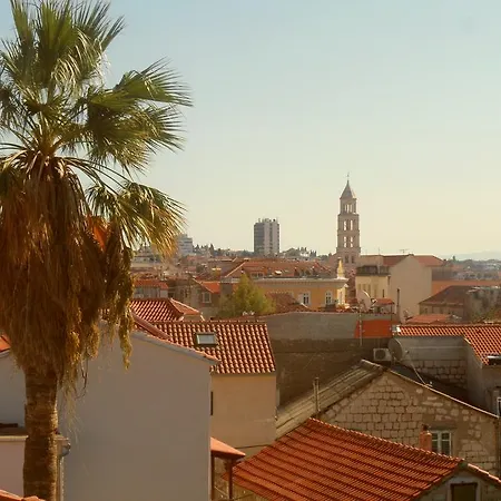 Δωμάτια σε οικογενειακή κατοικία Leon Σπλιτ