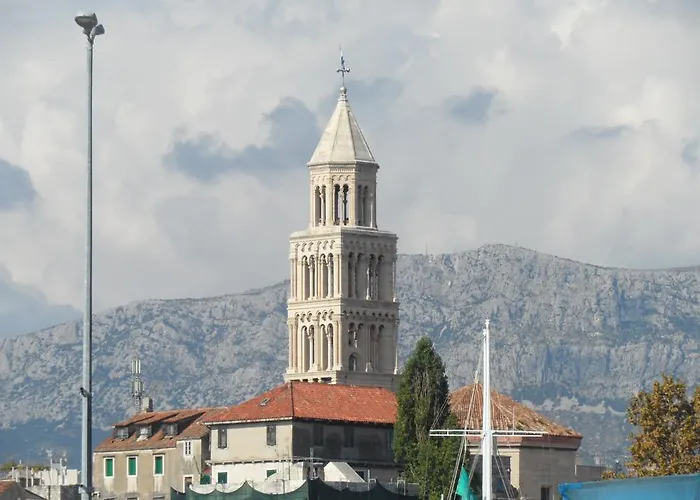 Leon Ostanak kod kuće Split